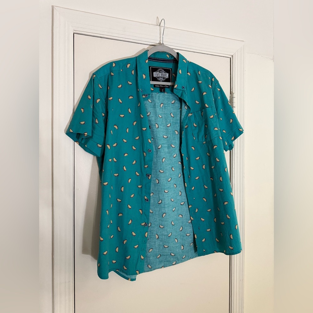 Green Taco Short Sleeve Button Down Shirt
Size Large
In Great Condition